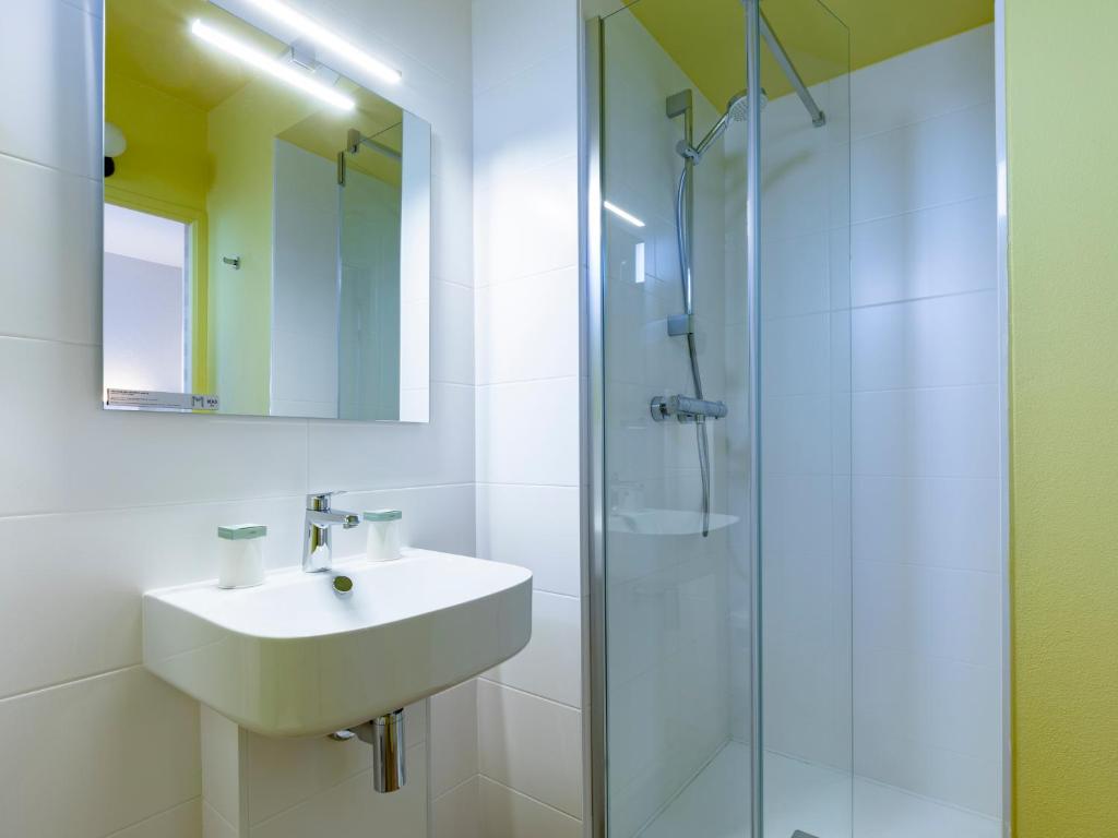 Chambre double confort salle de bain du Moka hôtel de Lorient